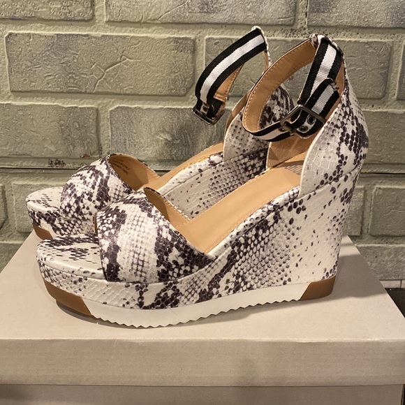 🔥Jane and The Shoe Snake Print Wedge - Picture 3 of 9